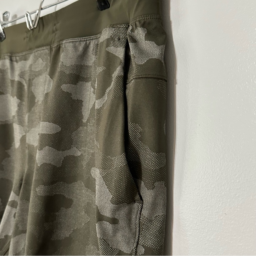 Lululemon T.H.E. Short 7" Mesh *Linerless Variegated Mesh Camo Max Dark Olive - Picture 3 of 7